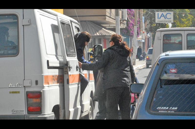 Bajoacute 50-en-porciento- el nuacutemero de transportes escolares y el abono subioacute a 4500