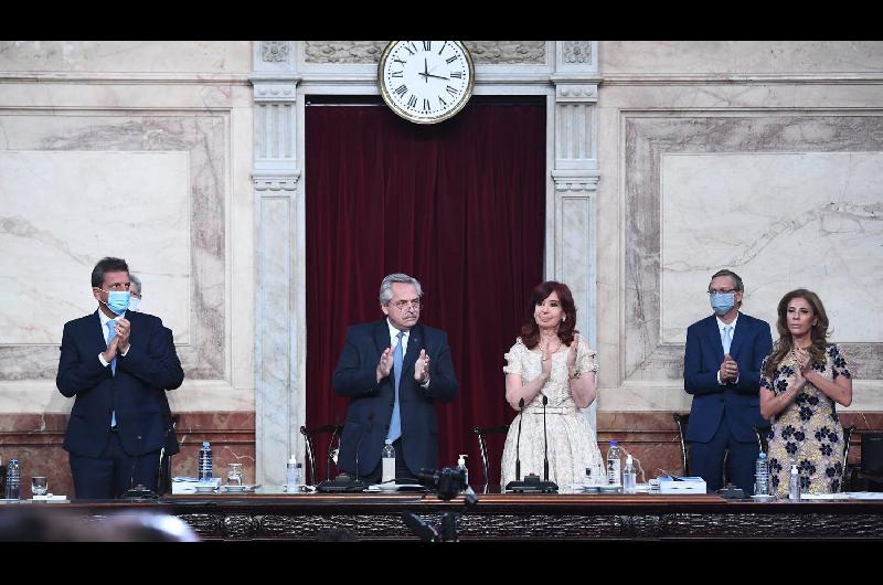 IMaacuteGENES  El gobernador y la senadora Zamora acompantildearon al presidente Alberto Fernaacutendez en la Asamblea Legislativa