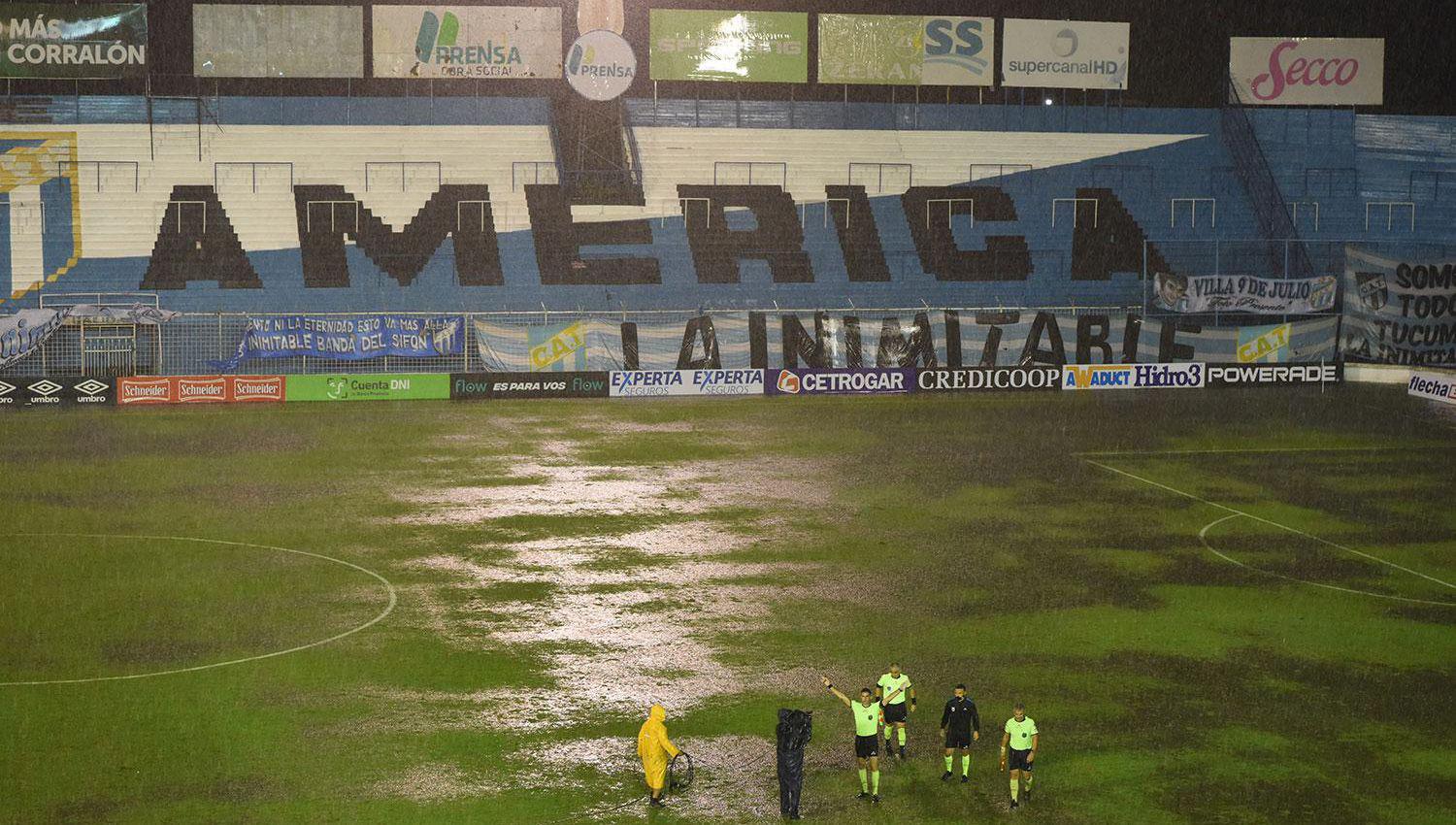 Asiacute no se puede- suspendieron el partido entre Atleacutetico Tucumaacuten y Huracaacuten porque la cancha quedoacute inundada