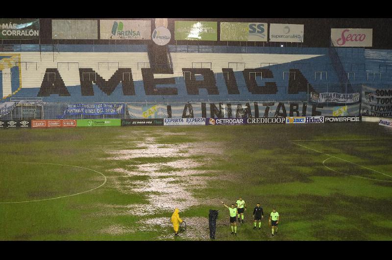 Asiacute no se puede- suspendieron el partido entre Atleacutetico Tucumaacuten y Huracaacuten porque la cancha quedoacute inundada