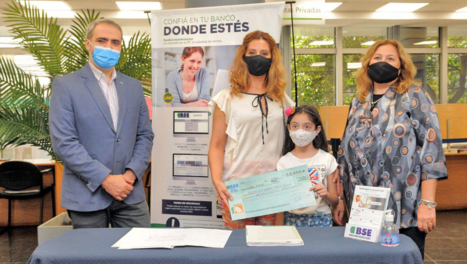 Una de las ganadoras del sorteo mensual vivió un emotivo momento en dependencias del BSE