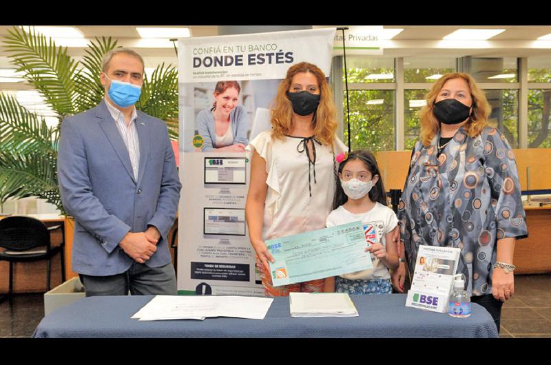 Una de las ganadoras del sorteo mensual vivió un emotivo momento en dependencias del BSE