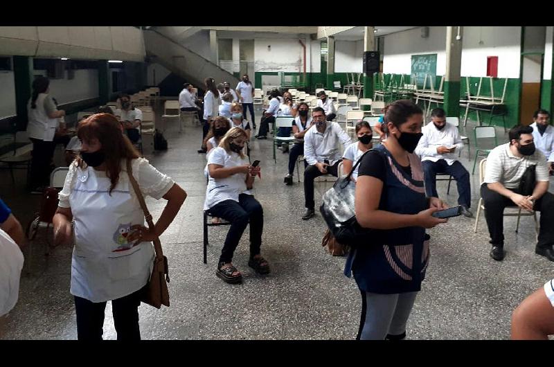 Inicioacute campantildea de vacunacioacuten para el personal docente en la provincia