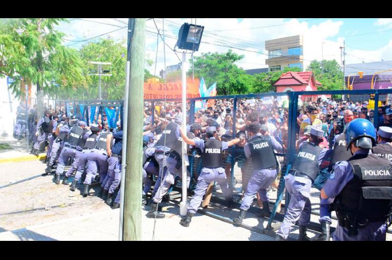 En Formosa los comerciantes desafiaron al Gobierno abrieron sus locales y la gente concurrioacute para apoyarlos