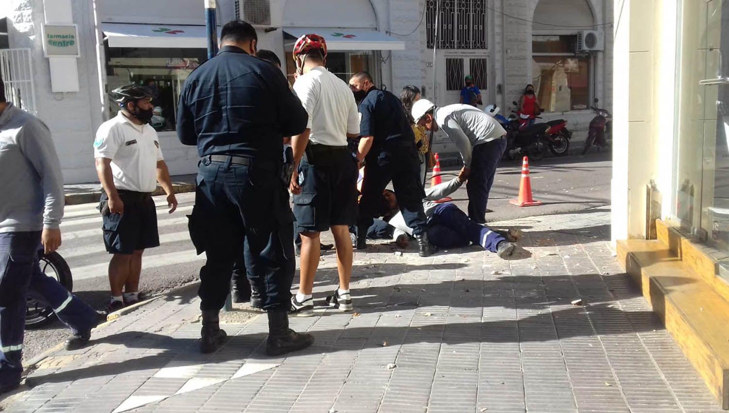 Operario sufrioacute lesiones al caer de una escalera mientras trabajaba en pleno Centro