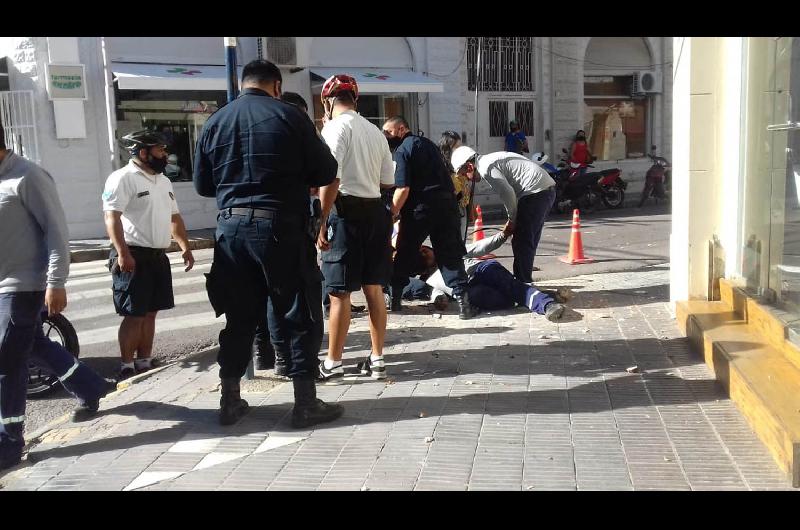 Operario sufrioacute lesiones al caer de una escalera mientras trabajaba en pleno Centro