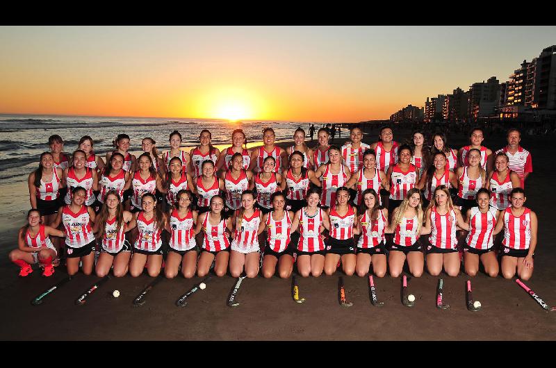 El hóckey la playa y un atardecer típico de Monte Tres componentes que resumen las pasiones del balneario  Foto- Fabio Latorre