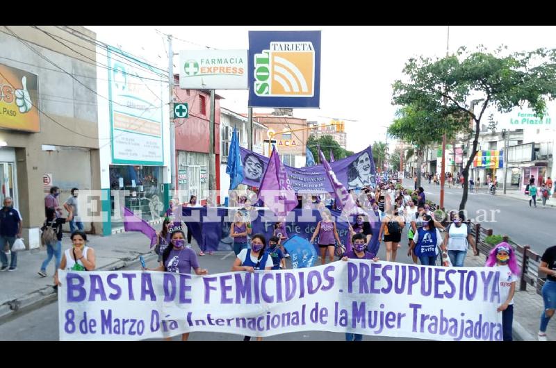 8M- Las mujeres se movilizaron en todo el paiacutes contra los femicidios y la desigualdad de geacutenero