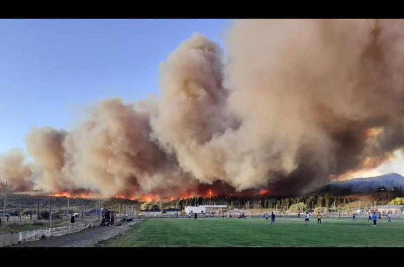 Cinco focos de incendio causaron paacutenico en la Patagonia- zonas urbanas quedaron rodeadas de fuego