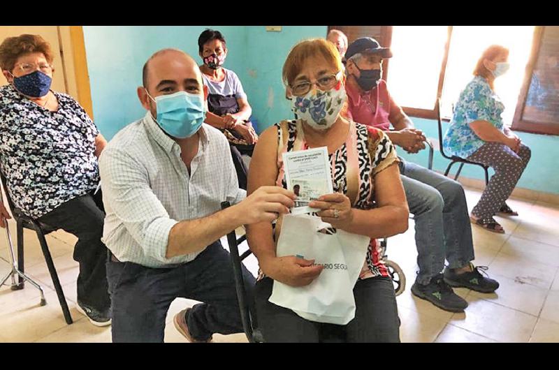 Colocan la primera dosis de la vacuna para mayores de 70 antildeos