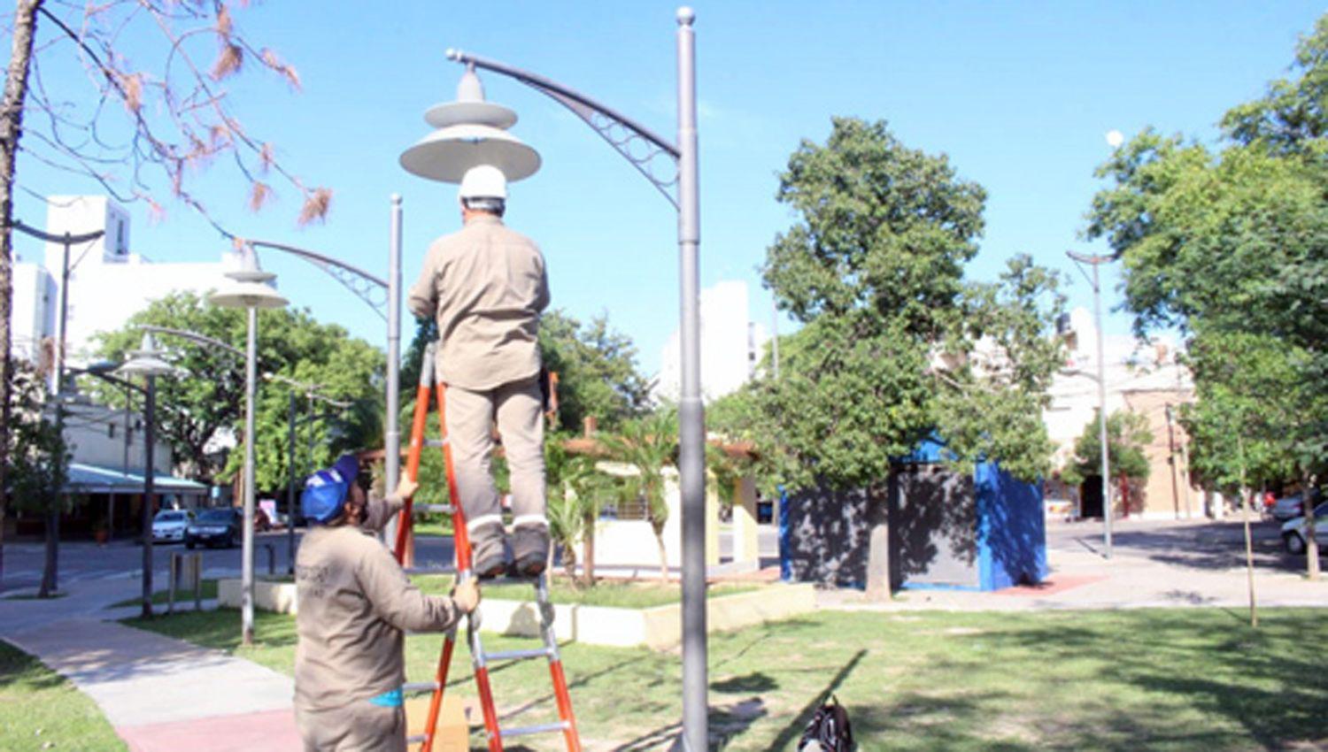 Reconversioacuten lumiacutenica en Paseo Alvear y plaza Aacuterabe