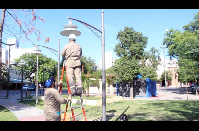 Reconversioacuten lumiacutenica en Paseo Alvear y plaza Aacuterabe