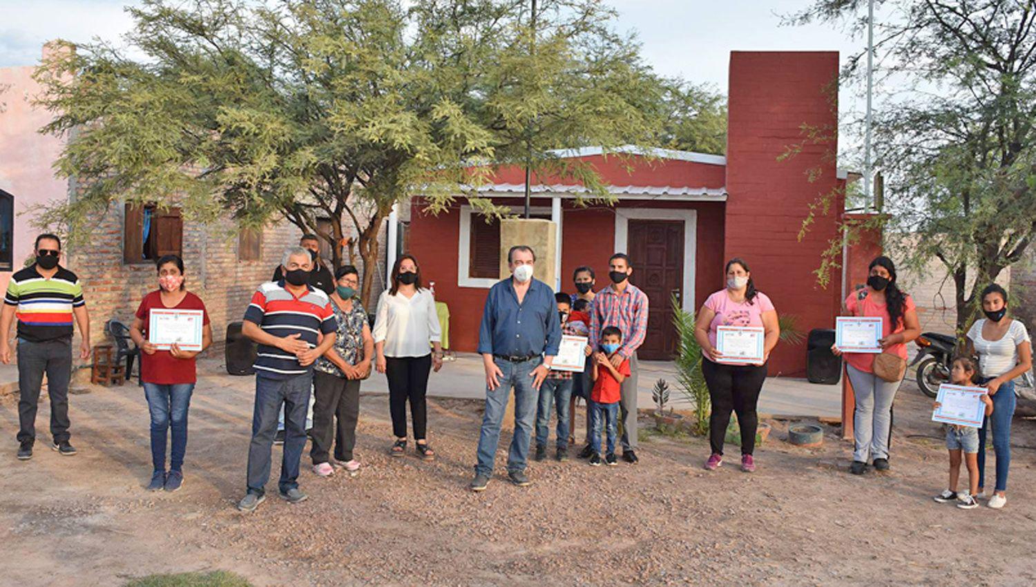 Entregan casas para familias de Bracho Laguna y Santa Rosa