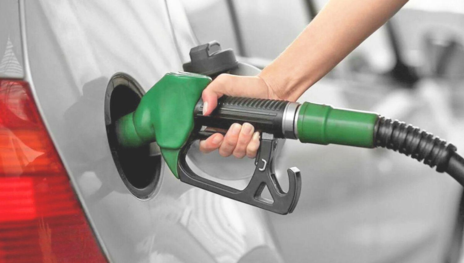 Vuelven a subir los combustibles por alza de impuestos y petroacuteleo