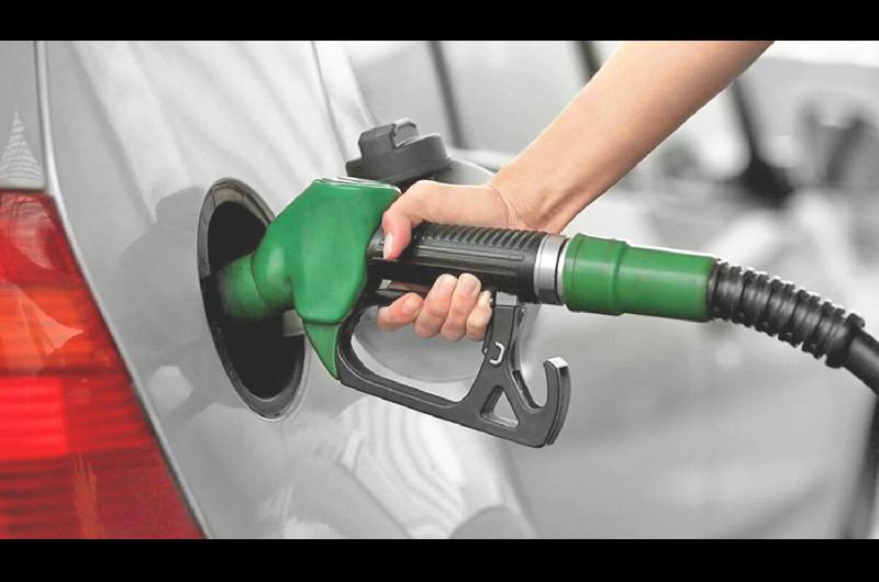 Vuelven a subir los combustibles por alza de impuestos y petroacuteleo