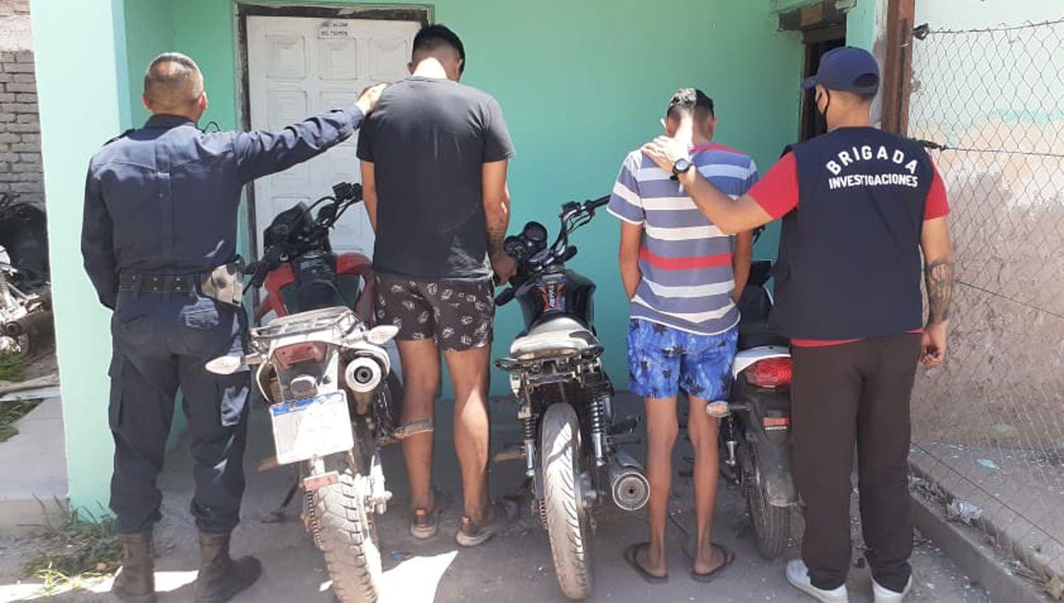 La policia detuvo a dos primos y recuperaron motos robadas