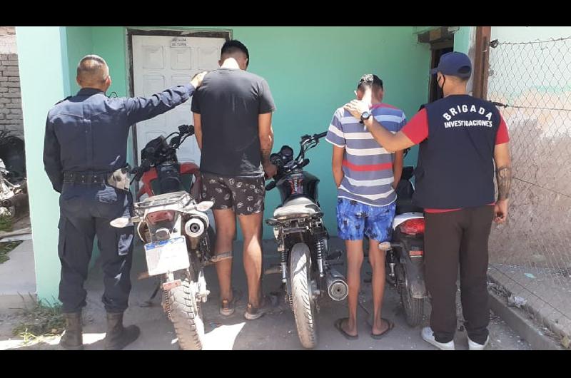 La policia detuvo a dos primos y recuperaron motos robadas