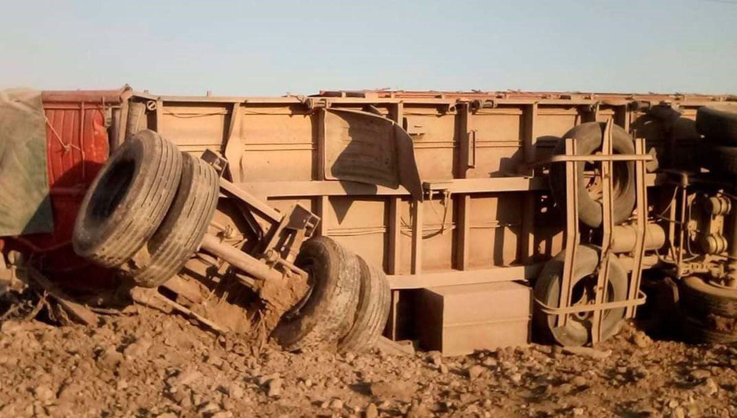 Volcoacute un camioacuten cargado con postes en una obra es construccioacuten