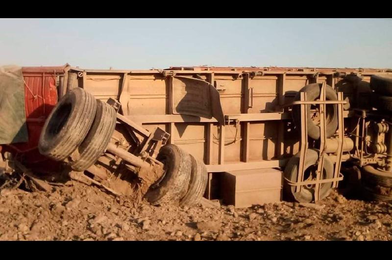 Volcoacute un camioacuten cargado con postes en una obra es construccioacuten