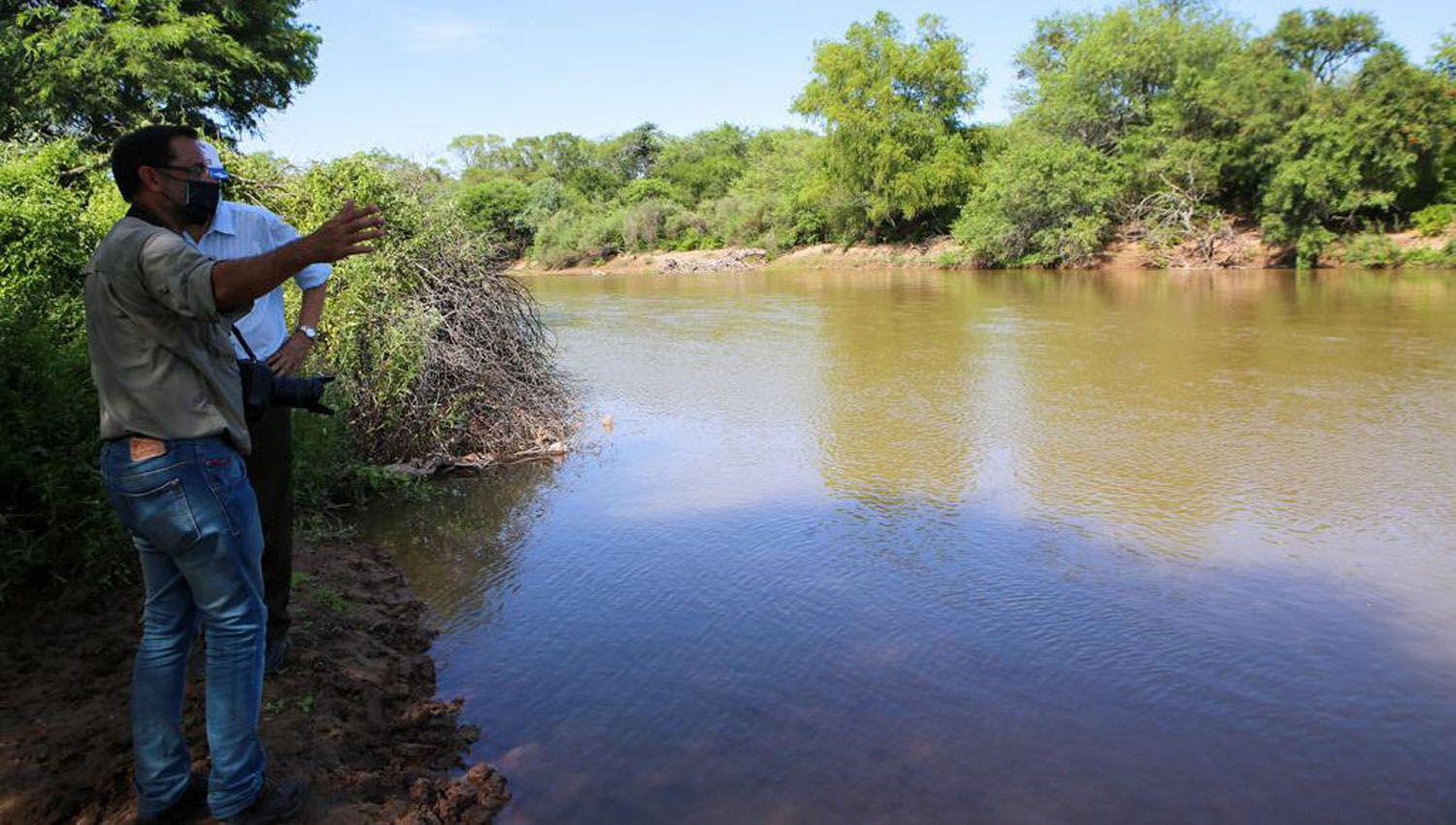 Poco oxiacutegeno por ola de calor matoacute peces en el riacuteo Salado