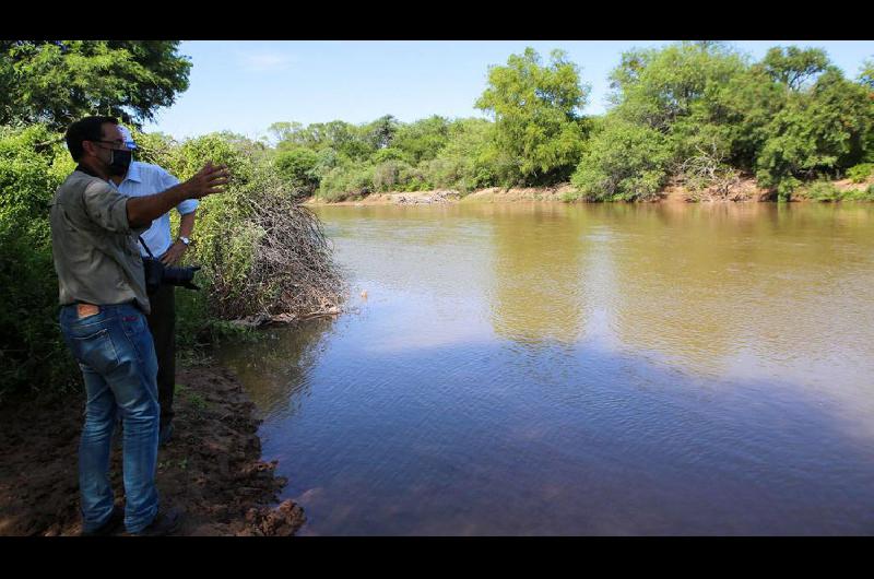 Poco oxiacutegeno por ola de calor matoacute peces en el riacuteo Salado