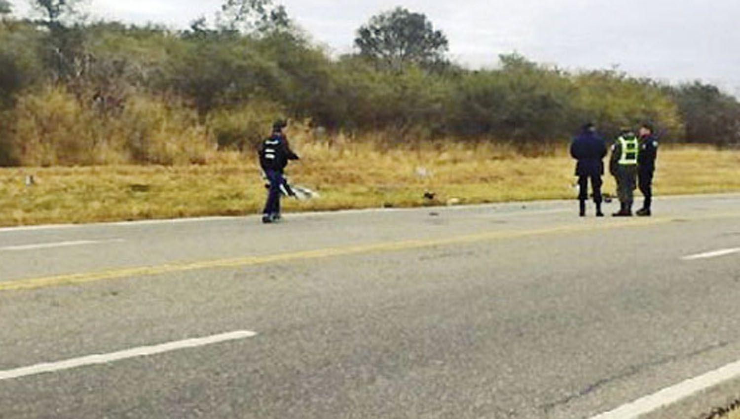 Una persona perdioacute la vida y otra resultoacute herida tras un choque frontal entre en auto y un camioacuten