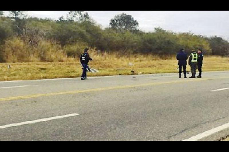 Una persona perdioacute la vida y otra resultoacute herida tras un choque frontal entre en auto y un camioacuten