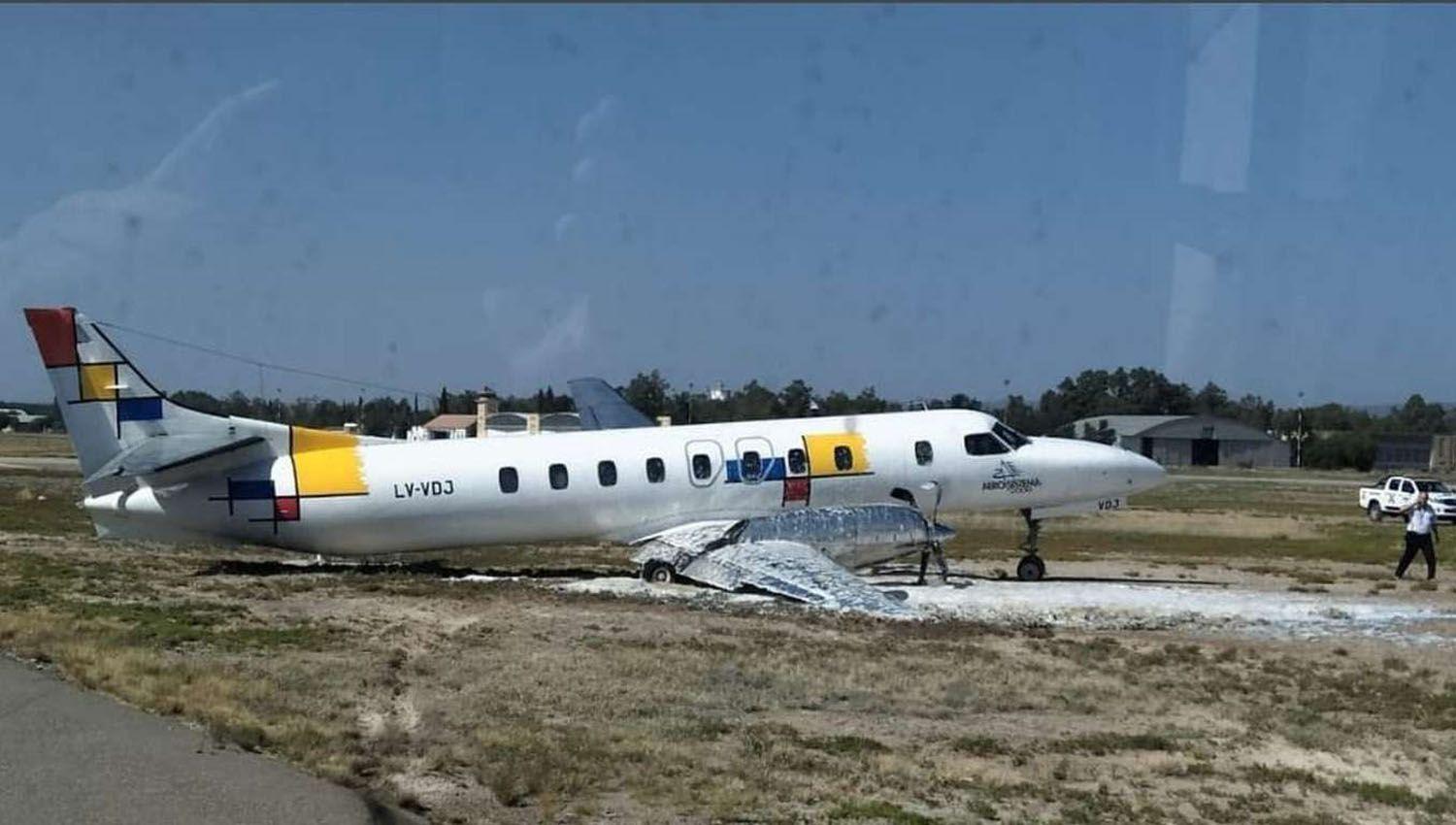 Un avioacuten aplastoacute a un mecaacutenico- estaacute grave