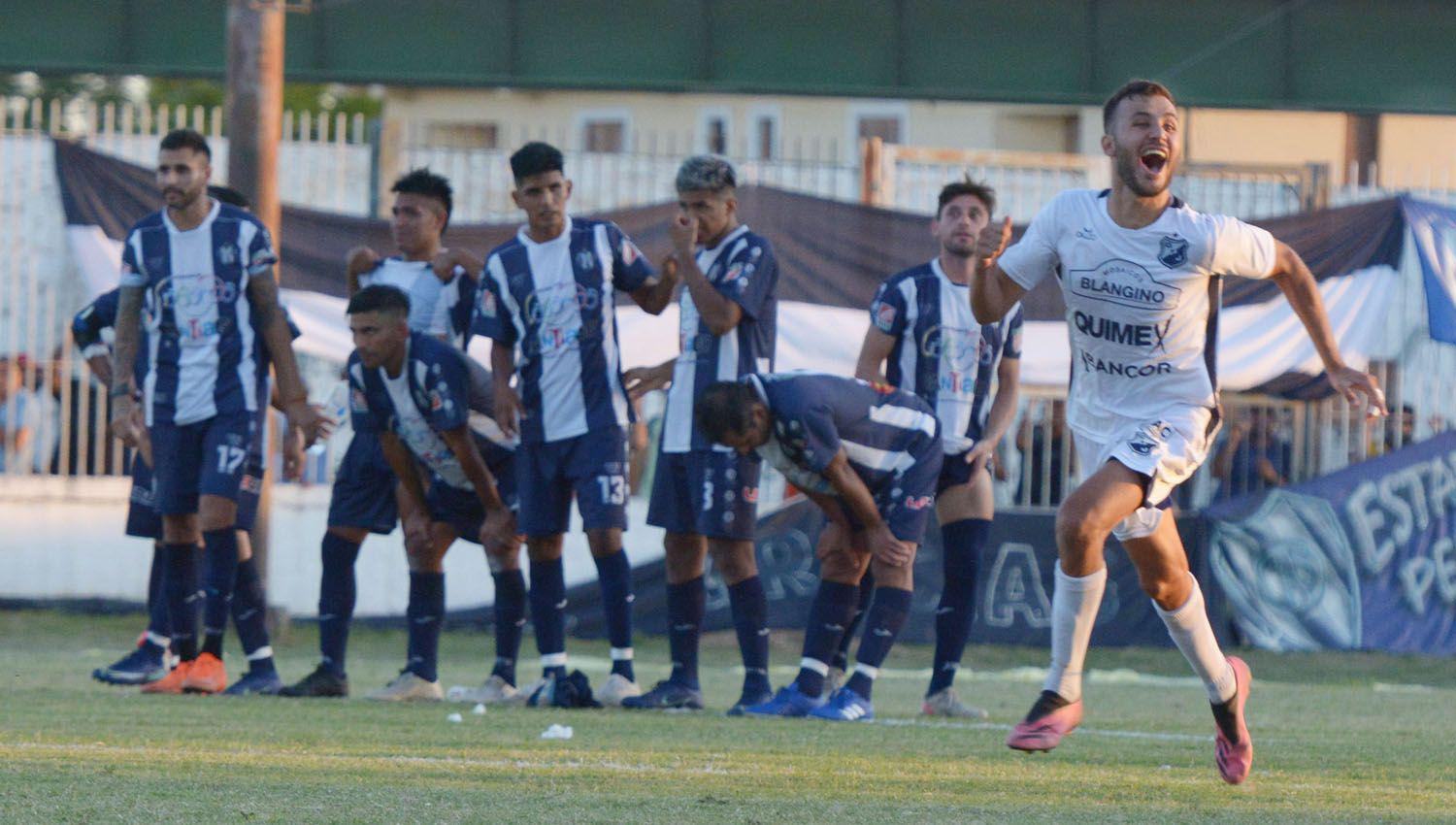 Sarmiento ganoacute en los 90 minutos pero perdioacute en los penales y quedoacute eliminado