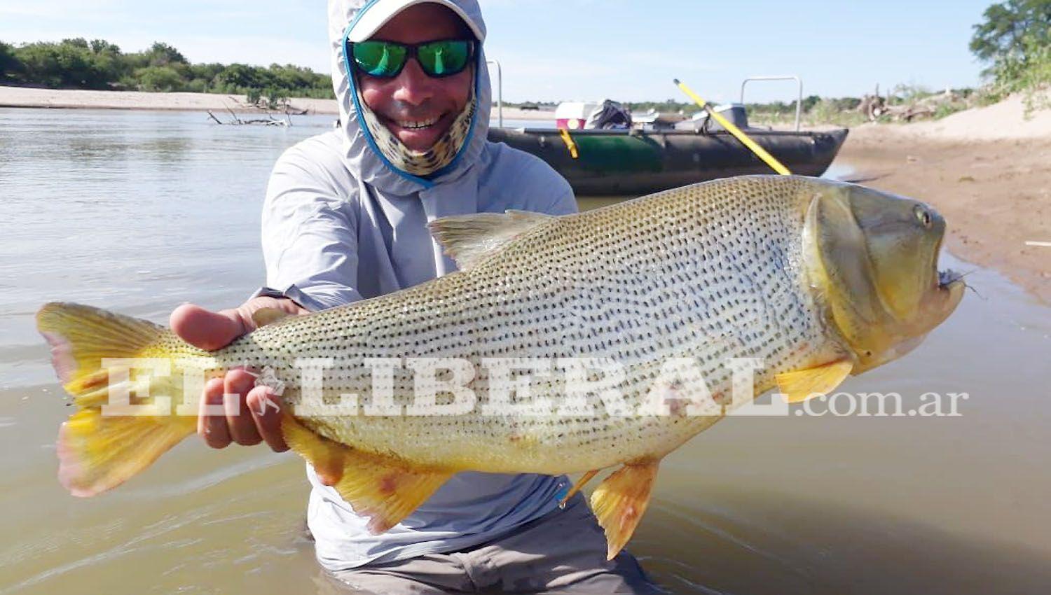 Carlos Miti muestra uno de los dorados que atrapó en el Dulce Viaja por el mundo practicando pesca deportiva para el Loreto es el paraíso de este deporte Fotos- Julio José Jozami