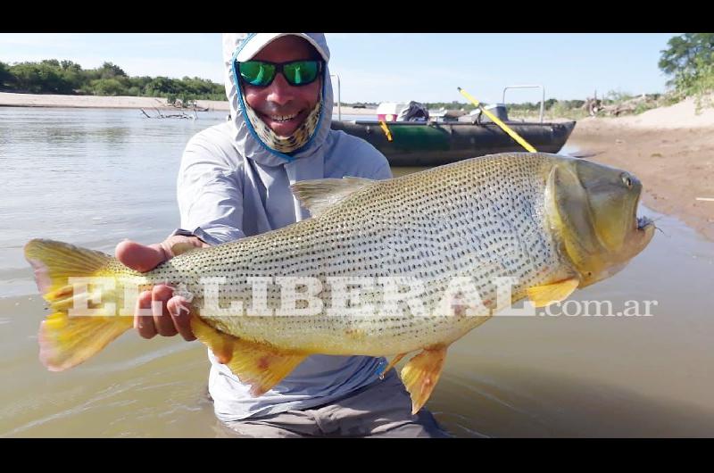 Carlos Miti muestra uno de los dorados que atrapó en el Dulce Viaja por el mundo practicando pesca deportiva para el Loreto es el paraíso de este deporte Fotos- Julio José Jozami