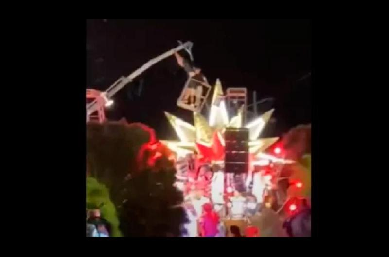 VIDEO  Dos heridos graves por caiacuteda de una gruacutea en el Carnaval de Gualeguaychuacute