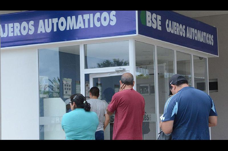 Los empleados puacuteblicos cobraraacuten sus sueldos de febrero a partir del jueves 24