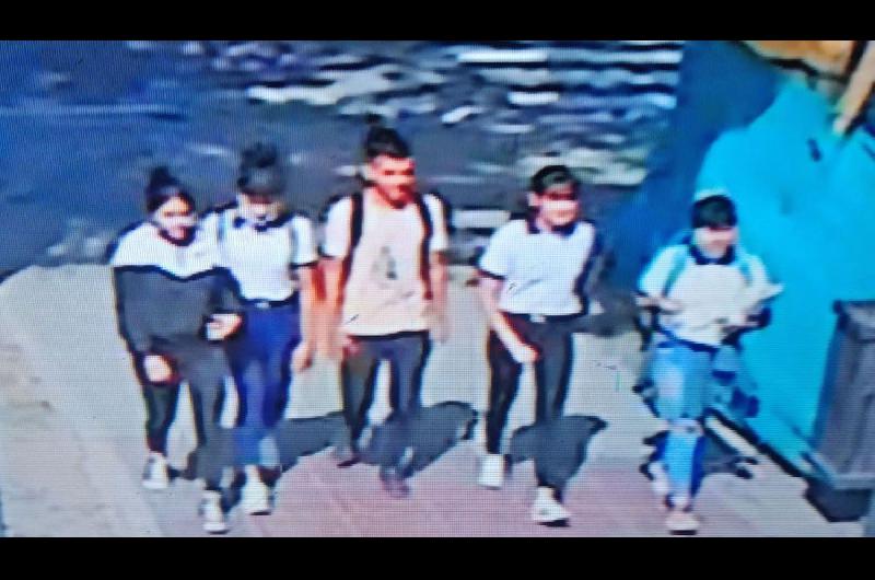 Adolescente que regresaba del colegio con su hermana recibioacute brutal golpiza por otras alumnas