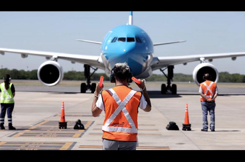 Por paro de controladores Aeroliacuteneas Argentinas reprogramoacute maacutes de 100 vuelos