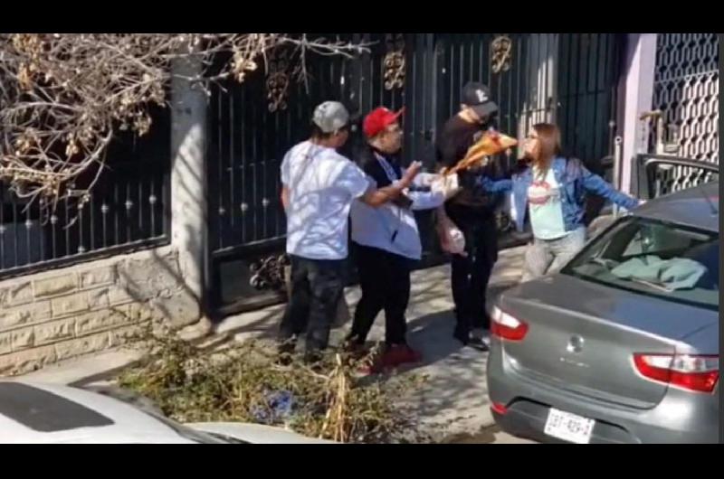 Una mujer llegoacute con un novio a su casa pero habiacutea otros tres esperaacutendola con regalos por San Valentiacuten