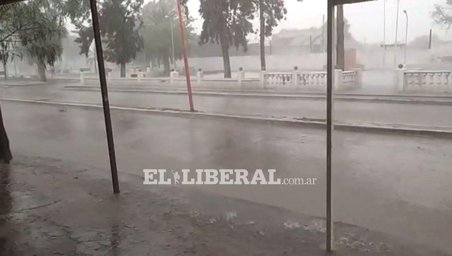 VIDEO  Intensa lluvia sobre la ciudad de Colonia Dora