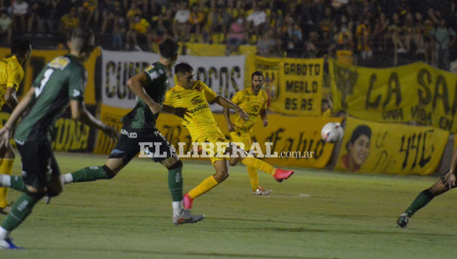 GALERIacuteA DE FOTOS  Miraacute las imaacutegenes del partido del Aurinegro en el 8 de Abril