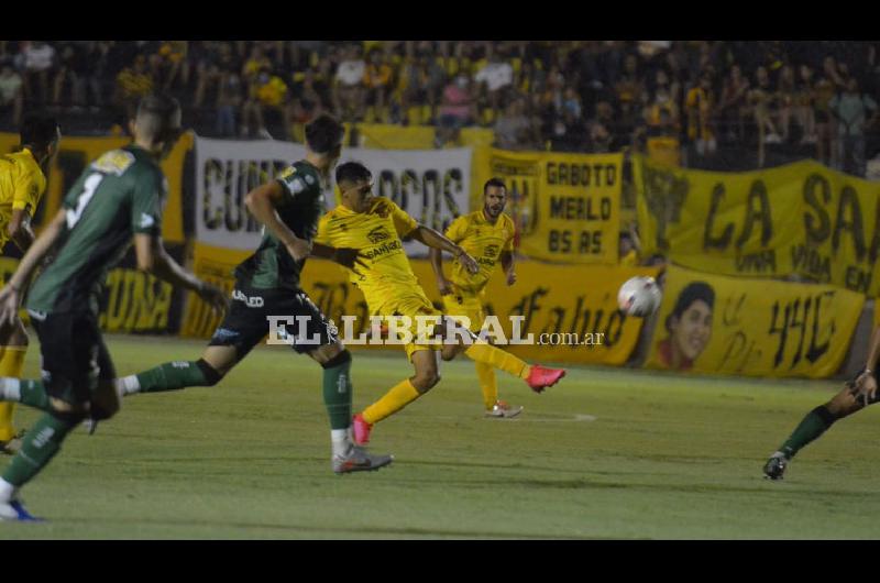 GALERIacuteA DE FOTOS  Miraacute las imaacutegenes del partido del Aurinegro en el 8 de Abril