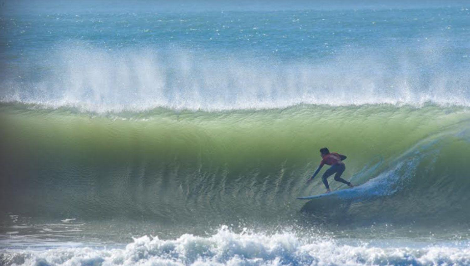 Ignacio Ruggiero ganador en M18 surfea un olón mayor a dos metros Los pibes se bancaron condiciones muy exigentes FOTOS  Diego Diyorio