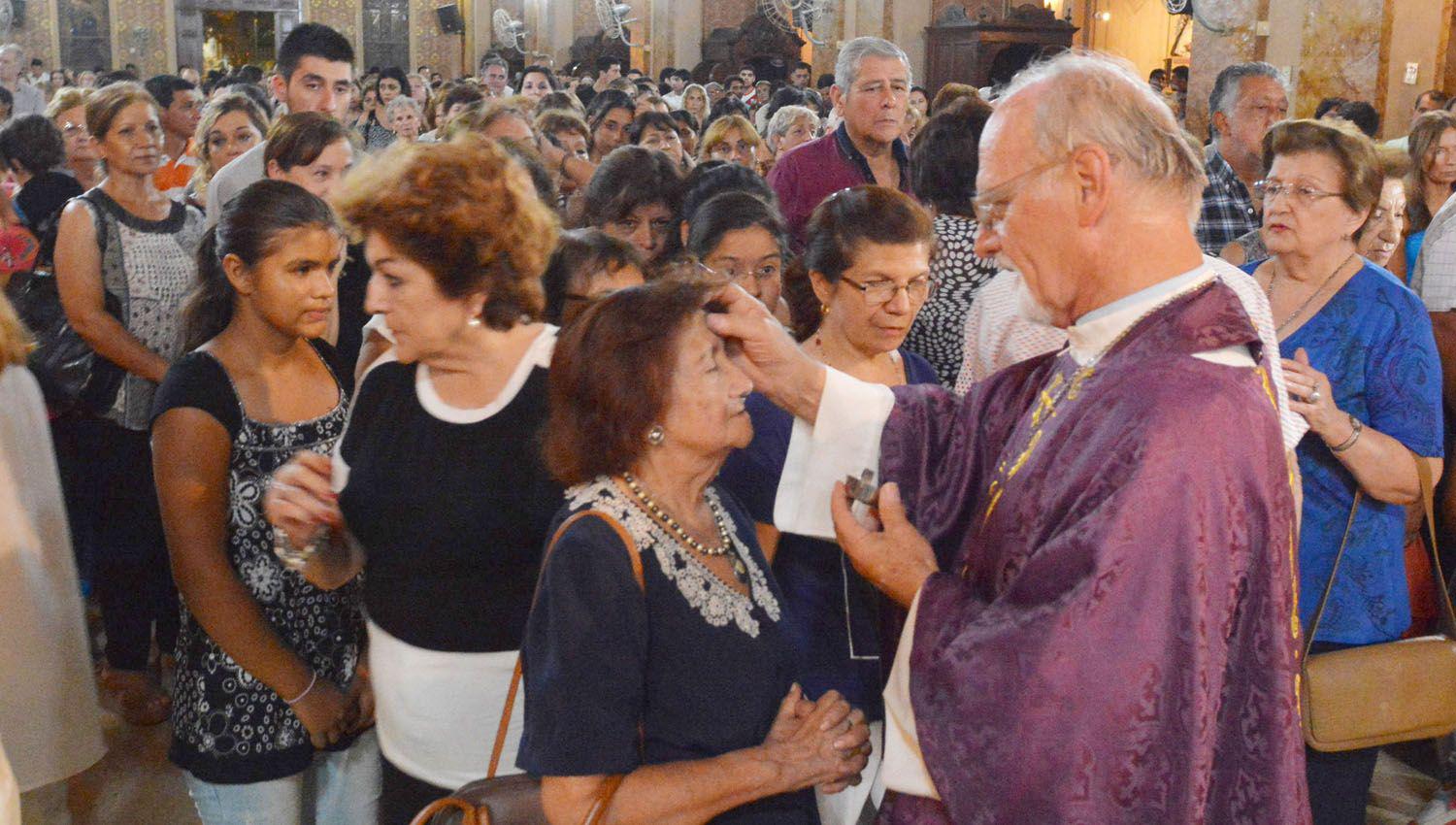 En este diacutea el Papa nos llama a orar para que se ponga fin al doloroso drama de la guerra