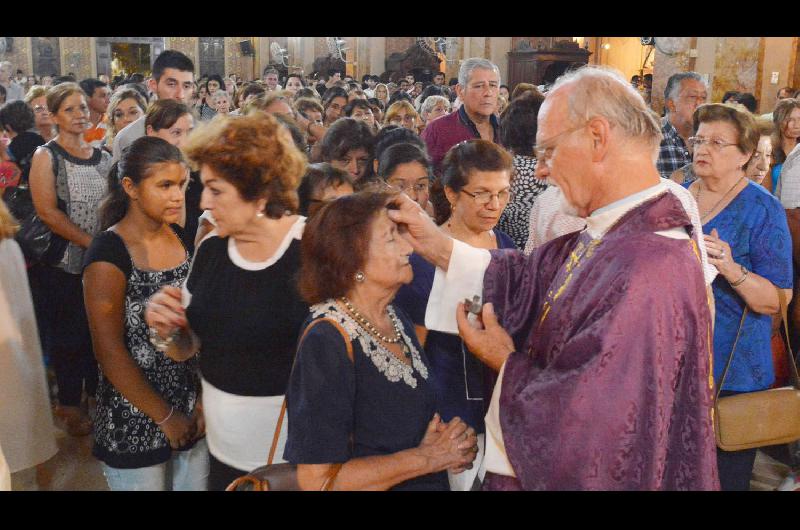 En este diacutea el Papa nos llama a orar para que se ponga fin al doloroso drama de la guerra