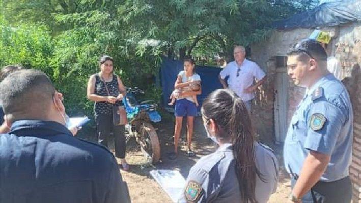 Personal de Defensa Civil policiacutea y municipio realizan relevamiento tras el temporal en Antildeatuya