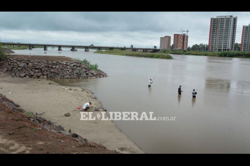 IMAacuteGENES  Los santiaguentildeos aprovecharon el fresco para una salida por el Riacuteo Dulce