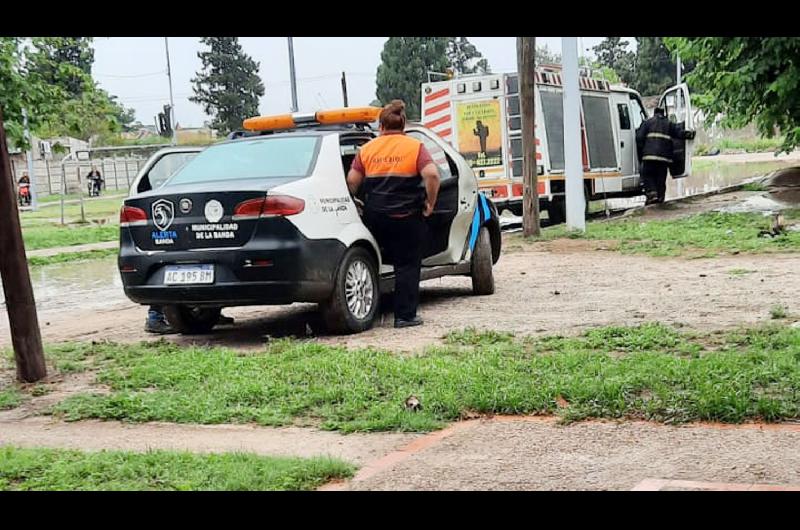 Alerta Banda colaboroacute en el rescate de un vecino atrapado entre los escombros de su techo