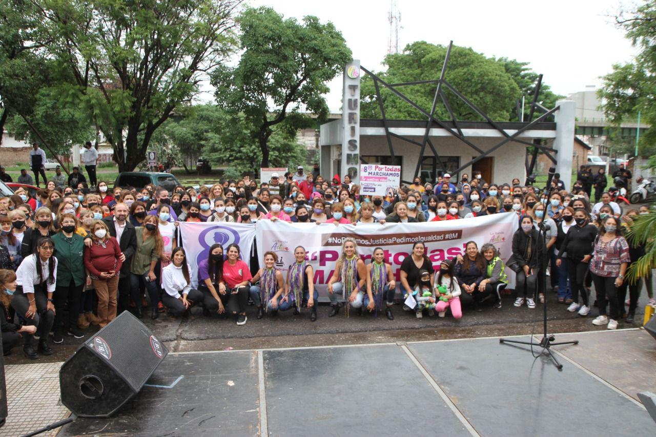 Cientos de Mujeres conmemoraron su diacutea internacional con una caminata frente a la Municipalidad