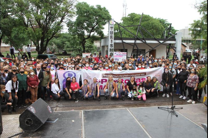 Cientos de Mujeres conmemoraron su diacutea internacional con una caminata frente a la Municipalidad