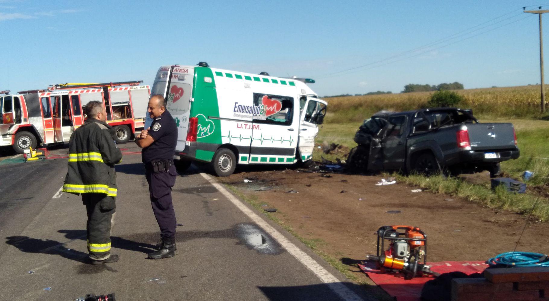 Impresionante choque frontal que dejoacute siete muertos