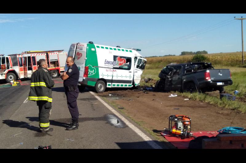 Impresionante choque frontal que dejoacute siete muertos