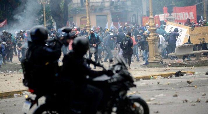 Incidentes en el congreso- manifestantes arrojaron piedras y la policiacutea disparoacute balas de goma